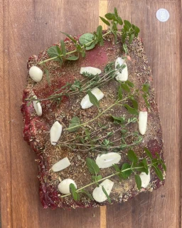 Peklowany w ziołach kark wołowy ekologiczny sezonowany